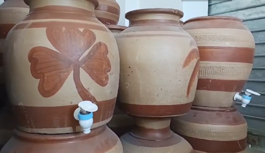 Earthen pot with tap : চাহিদা বাড়ছে কল লাগানো মাটির হাঁড়ির