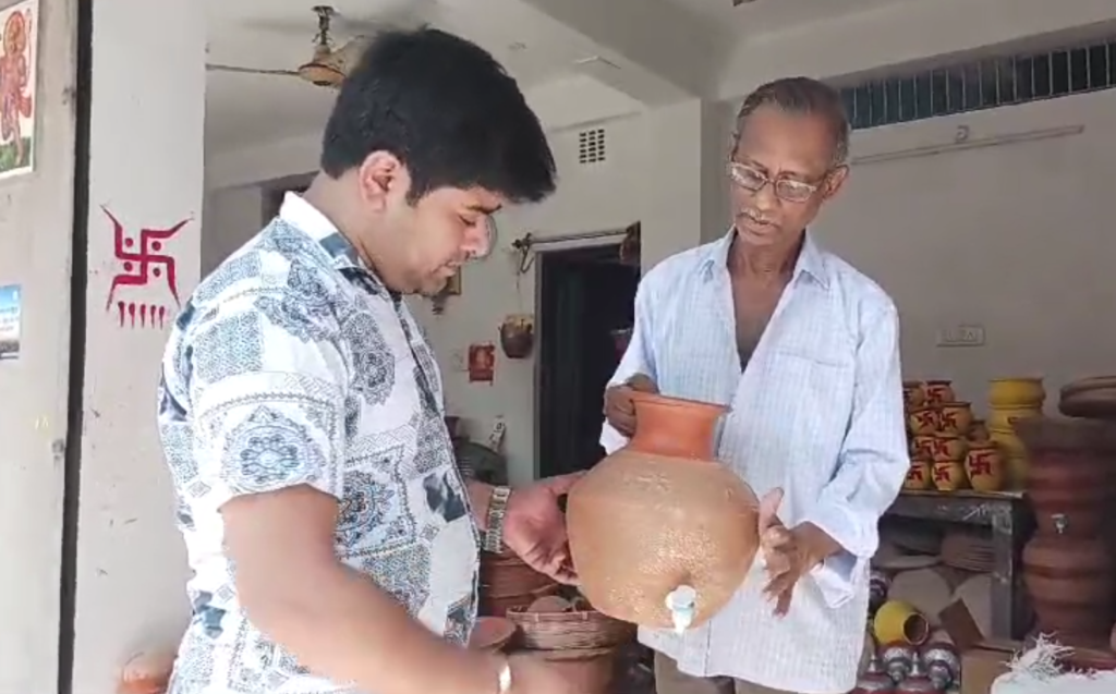 Earthen pot with tap ক্রেতারা ভিড় করছেন মাটির হাঁড়ি কেনার জন্য