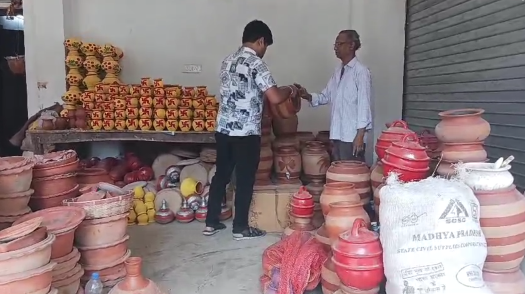 Earthen pot with tap