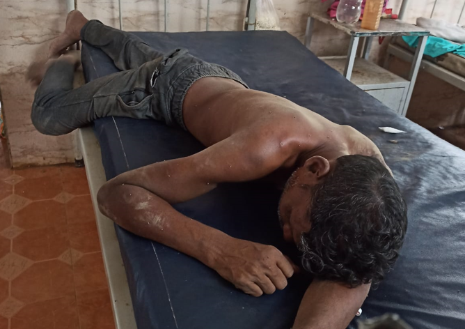 2 people from Keshiary are seriously ill due to bee attack  : মৌমাছির আক্রমণে গুরুতর অসুস্থ কেশিয়াড়ীর 2 ব্যক্তি।