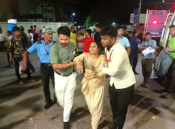 পুলিশ ও স্থানীয় বাসিন্দারা দ্রুত উদ্ধার কাজে হাত লাগান