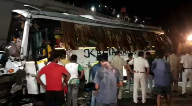 পুলিশ দুর্ঘটনাগ্রস্ত বাসটিকে উদ্ধার করে তদন্ত শুরু করেছে