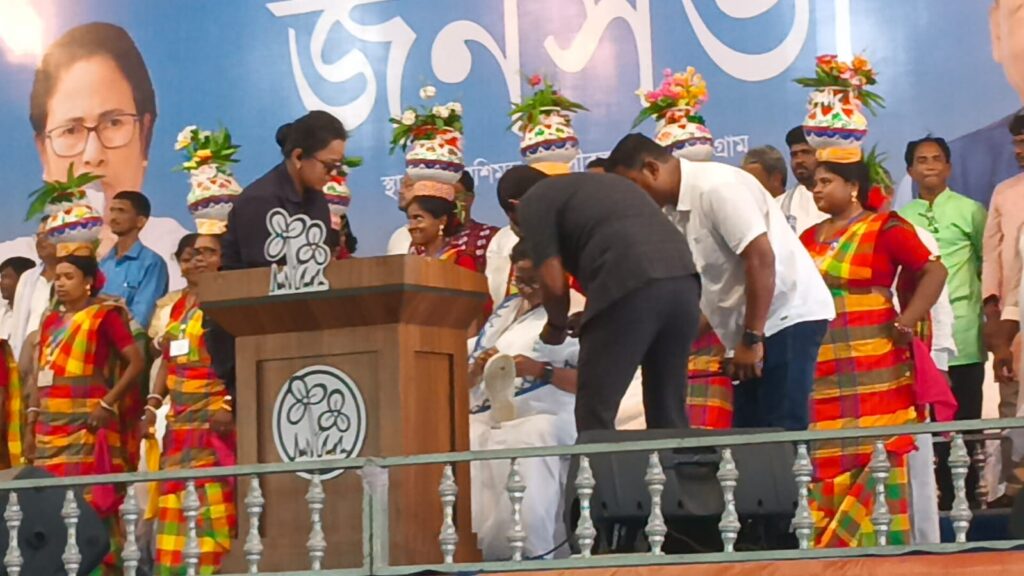 Mamata's hawai chatti was torn on the stage
