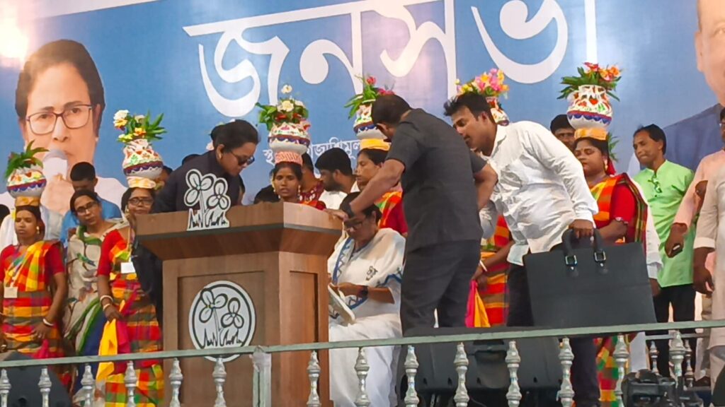 Mamata's hawai chatti was torn on the stage