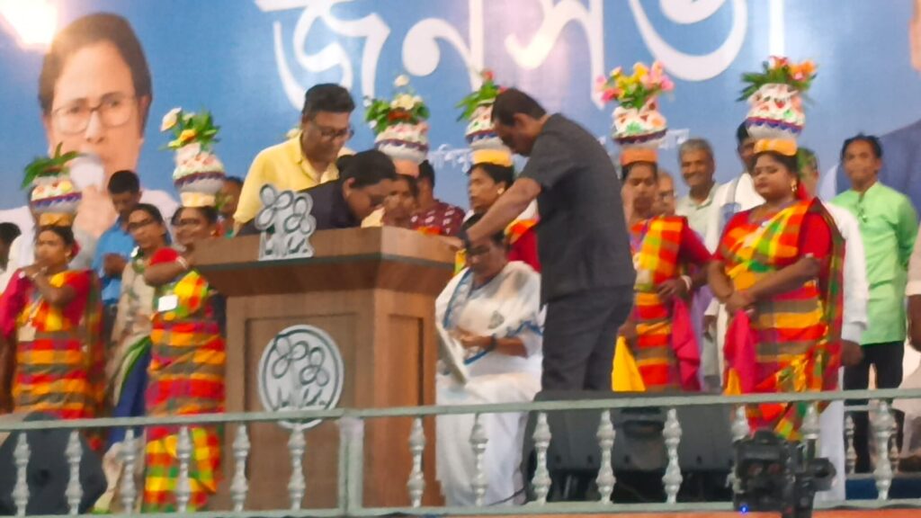 Mamata's hawai chatti was torn on the stage