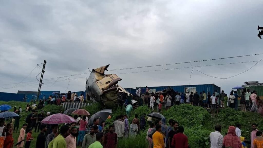 Terrible train accident : দুর্ঘটনার কবলে পড়ে শিয়ালদহগামী কাঞ্চনজঙ্ঘা এক্সপ্রেস।