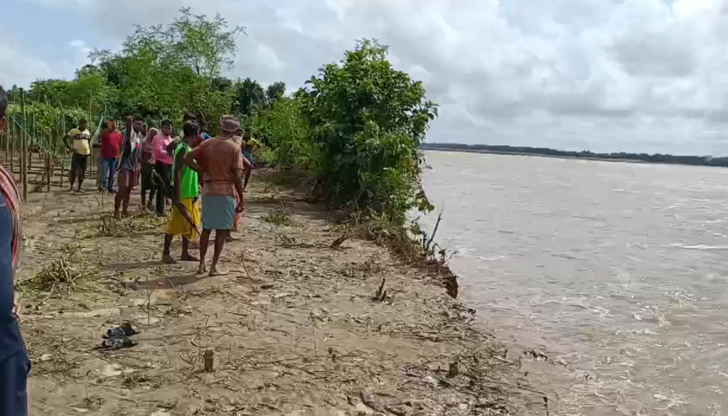 সুবর্ণরেখা নদীর জলস্তর বাড়ায় শুরু হয়েছে নদী ভাঙ্গন
