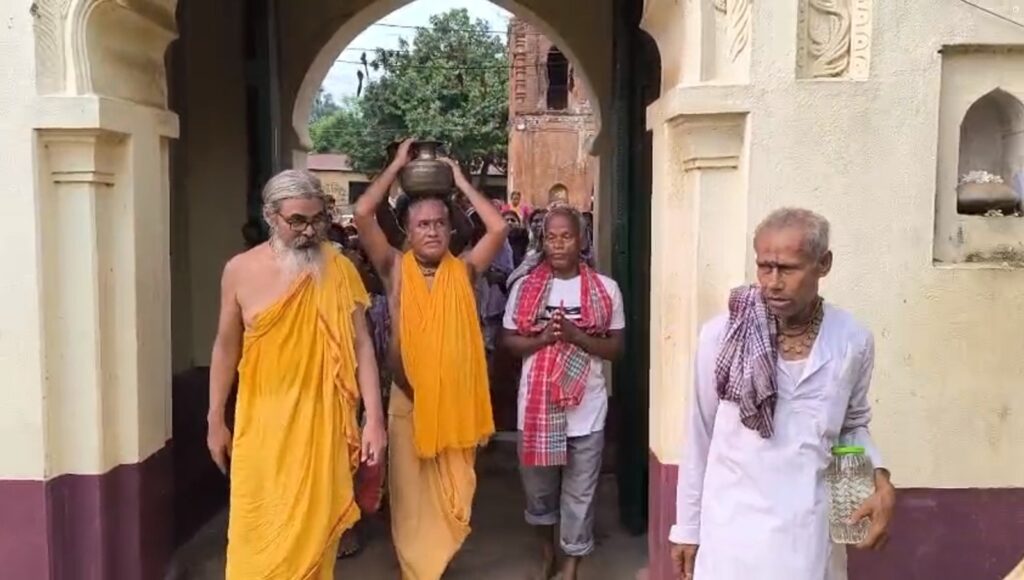 Gopiballavpur : মিথ, মাধুর্য আর মহাপ্রসাদের টানে গোপীবল্লভপুরে দণ্ড মহোৎসব — জগন্নাথের স্নানযাত্রায় জেগে উঠল শতাব্দীপ্রাচীন ঐতিহ্য. 29/06/2026