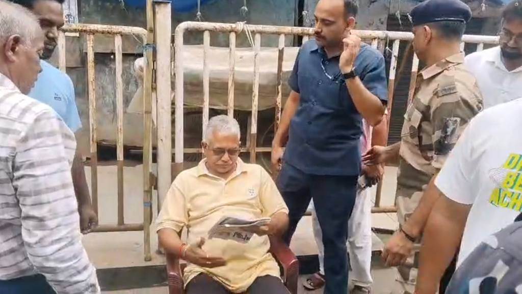 খড়্গপুরে চা-চক্রে দিলীপ ঘোষ: আরজি কর মামলা থেকে টোটো, দুর্নীতি ও অন্নপূর্ণা যোজনা—একাধিক ইস্যুতে সরব বিজেপি নেতা