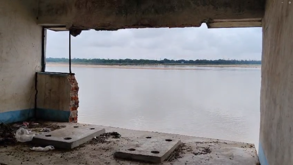 বসতবাড়ি নদীগর্ভে তলিয়ে যাওয়ায় বহু পরিবার জীবিকা হারিয়ে চরম অনিশ্চয়তার মধ্যে দিন কাটাচ্ছে