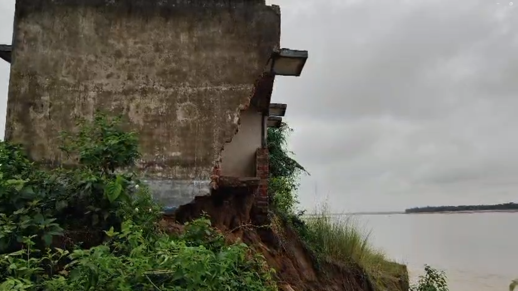 বসতবাড়ি নদীগর্ভে তলিয়ে যাওয়ায় বহু পরিবার জীবিকা হারিয়ে চরম অনিশ্চয়তার মধ্যে দিন কাটাচ্ছে