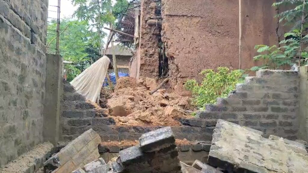 টানা বৃষ্টিতে নয়াগ্রাম ফের বিপত্তি! মাটির দেওয়াল চাপা পড়ে গুরুতর আহত তিন শিশু.08/08/26