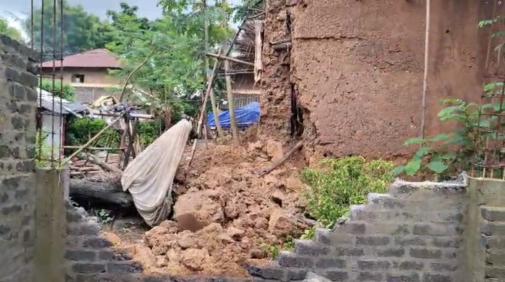 টানা বৃষ্টিতে নয়াগ্রাম ফের বিপত্তি! মাটির দেওয়াল চাপা পড়ে গুরুতর আহত তিন শিশু.08/08/26