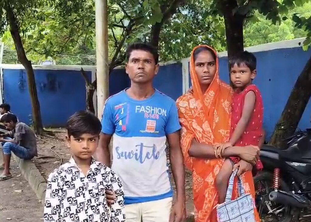 টানা বৃষ্টিতে নয়াগ্রাম ফের বিপত্তি! মাটির দেওয়াল চাপা পড়ে গুরুতর আহত তিন শিশু.08/08/26